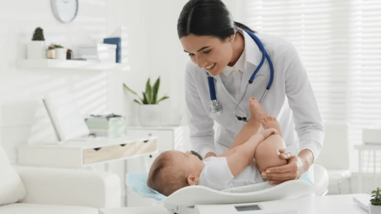 Khi nào cần tham khảo bác sĩ trước khi chọn sữa non tăng cân cho trẻ sơ sinh?